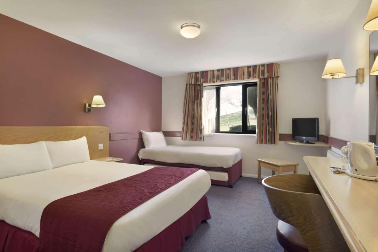 Days Inn Hotel Membury Lambourn Экстерьер фото