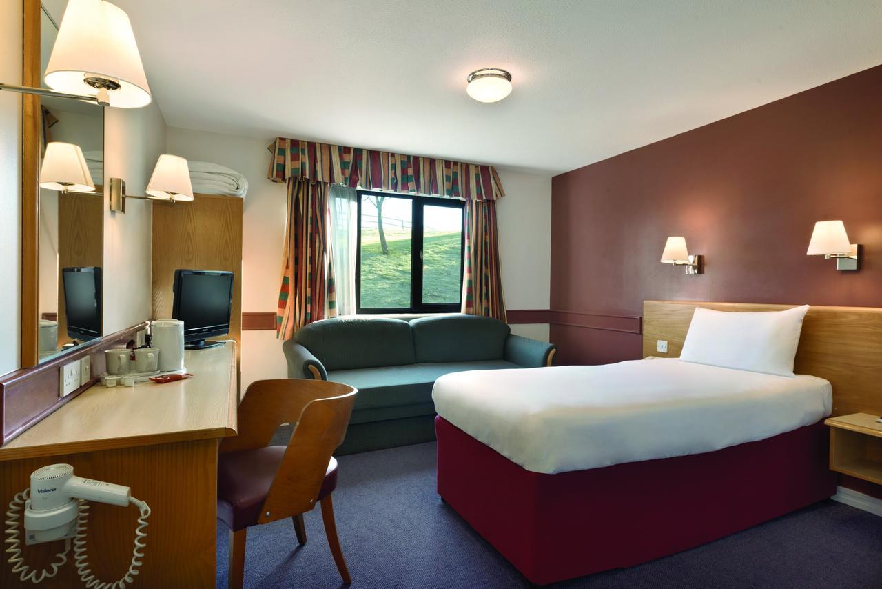 Days Inn Hotel Membury Lambourn Экстерьер фото